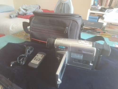 Panasonic NV-VZ1 VHS-C movie camera Does not include charger, voetstoots (as is)