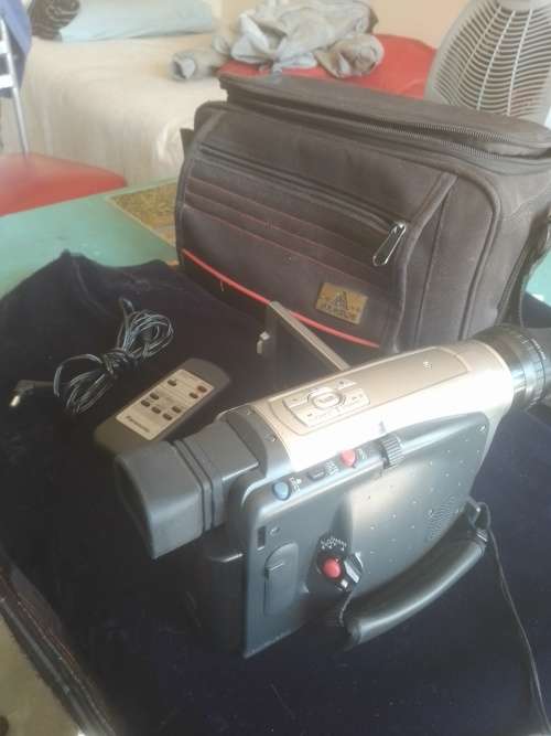 Panasonic NV-VZ1 VHS-C movie camera Does not include charger, voetstoots (as is)