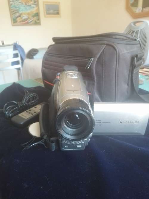 Panasonic NV-VZ1 VHS-C movie camera Does not include charger, voetstoots (as is)