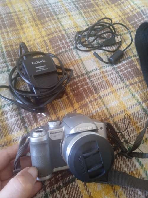 Panasonic DMC-FZ7 Lumix digital camera (it works but it's just missing the battery)