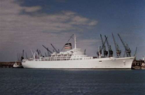 SA Vaal on final voyage at Port Elizabeth harbour