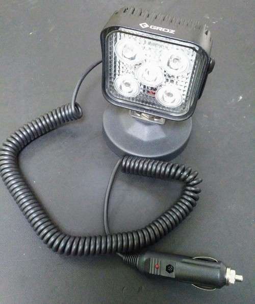 LED portable light with magnetic base 900 lumen