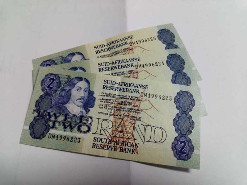 DISCOUNT!!! Two Rand Notes G de Kock in Sequence