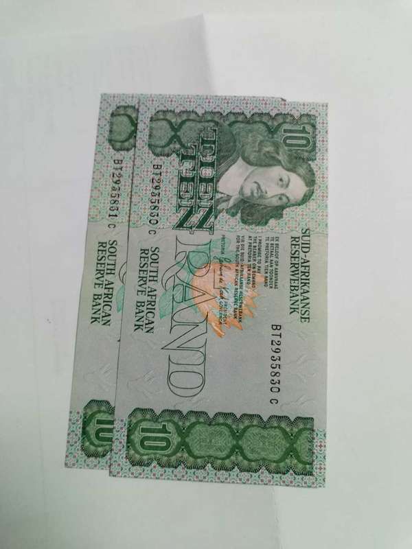 **R1 Auction** Pair of RSA 10 Rand late 1980's(G de Kock 3rd Issue) - aUNC condition