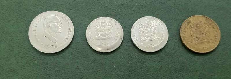 **R1 Auction** 4x SA Error coins - Misstrike
