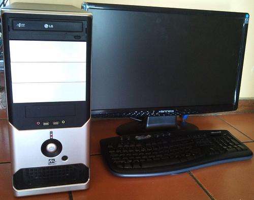 Intel E5200 Pentium Dual Core 2.5GHz, 2GB RAM, 500GB with 24.6" LCD