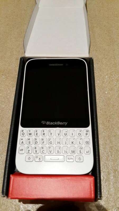 Blackberry Q5 White 2 months old