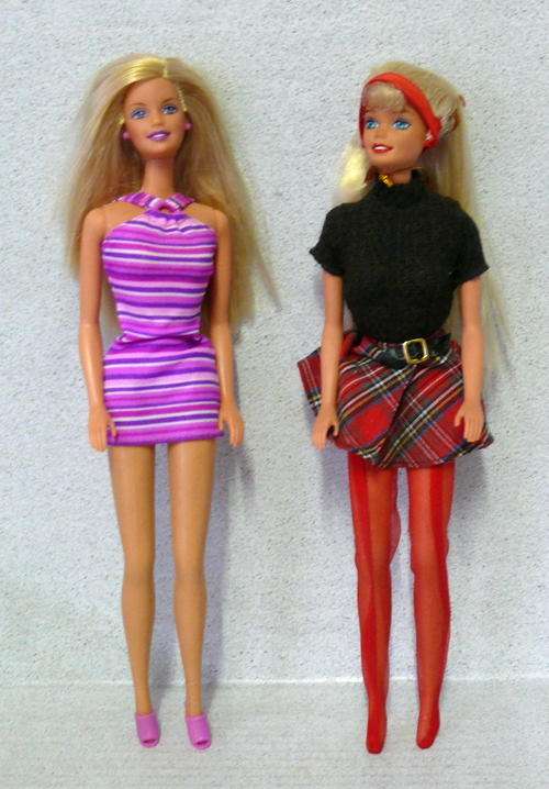 LOTS OF BARBIE DOLLS ON AUCTION: 2 BARBIE DOLLS