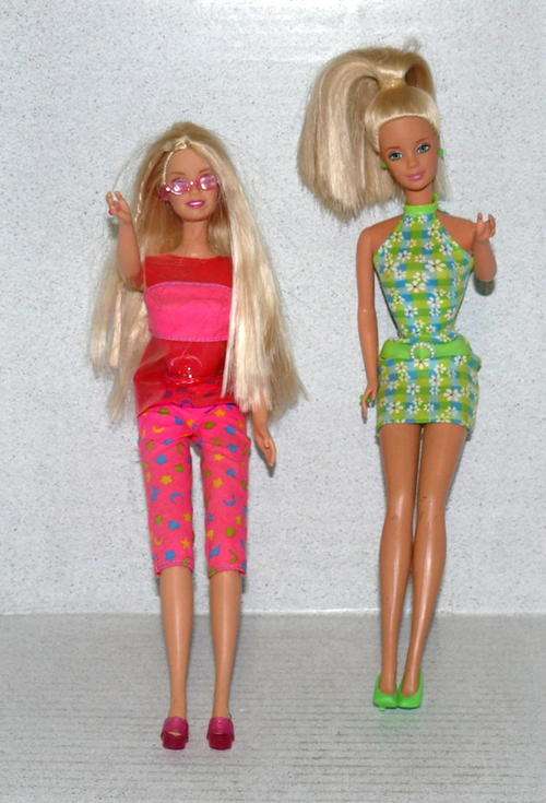 LOTS OF BARBIE DOLLS ON AUCTION: 2 BARBIE DOLLS