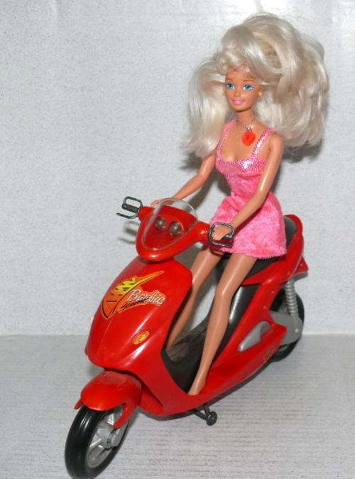 LOTS OF BARBIE DOLLS ON AUCTION: BARBIE AND HER SCOOTER