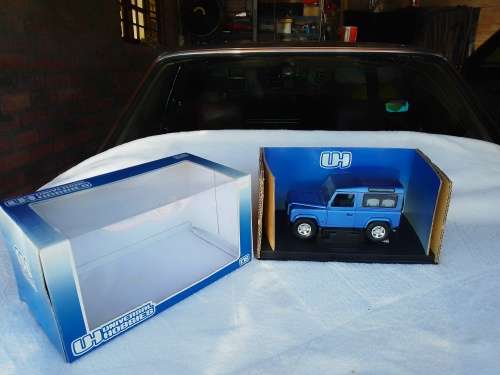 Universal Hobbies 1/18 Land Rover Defender 90