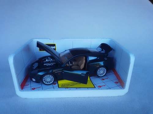 Bburago 1/18 Aston Martin V12 Vanquish