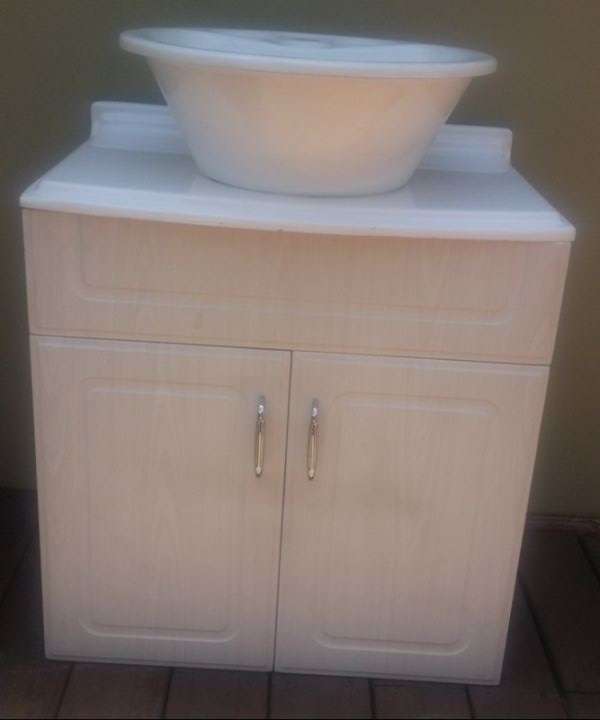 Bathroom Cabinet with top and Bassen