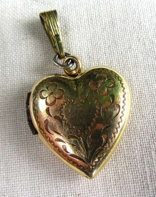 BEAUTIFUL VINTAGE GOLD PLATED DOUBLE SIDE HEART PENDANT~ENGRAVED PATTERN