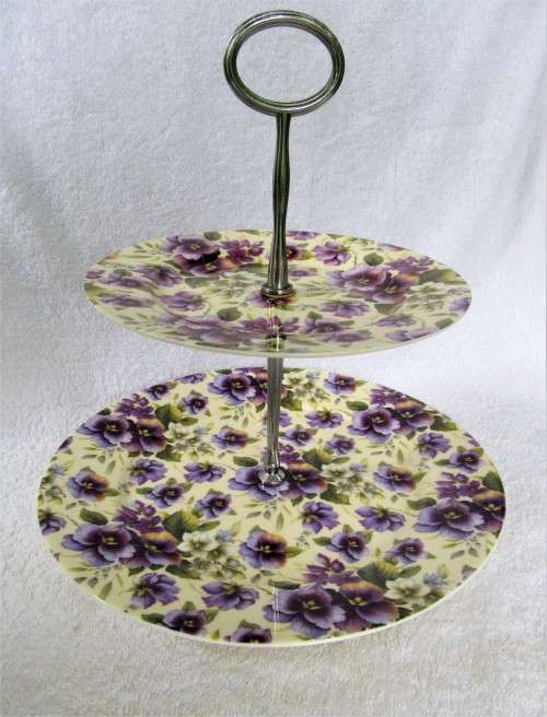 FASHIONABLE MAXWELL WILLIAMS 2 TIER CREAM PANSY CUP CAKE STAND METAL HANDLE SUPPORT ROD VGC