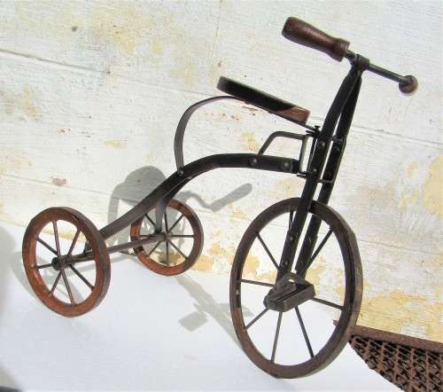 STURDY WOOD AND METAL OLD LOOKING TRICYCLE WHEELS TURN DISPLAY ITEM