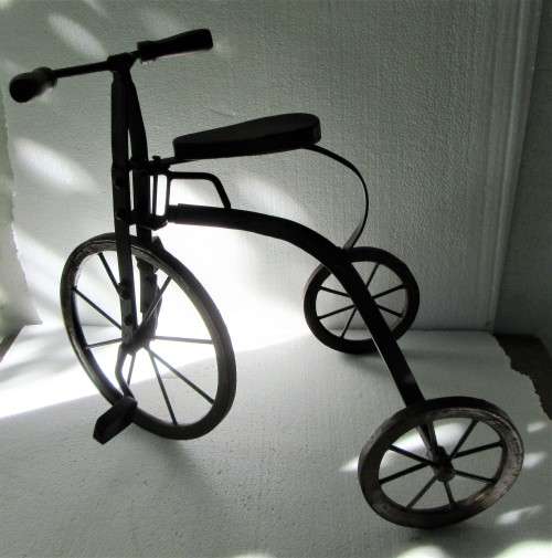 STURDY WOOD AND METAL OLD LOOKING TRICYCLE WHEELS TURN DISPLAY ITEM