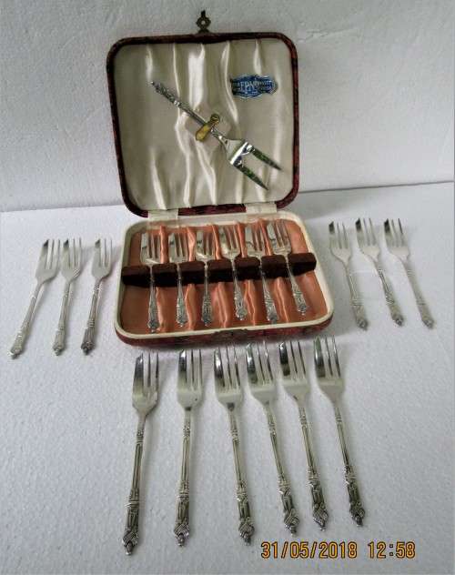 19 piece CASED APOSTLE SP QUALITY SHEFFIELD CAKE FORKS AND PRONG