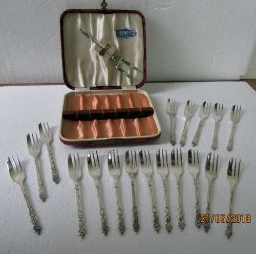 19 piece CASED APOSTLE SP QUALITY SHEFFIELD CAKE FORKS AND PRONG