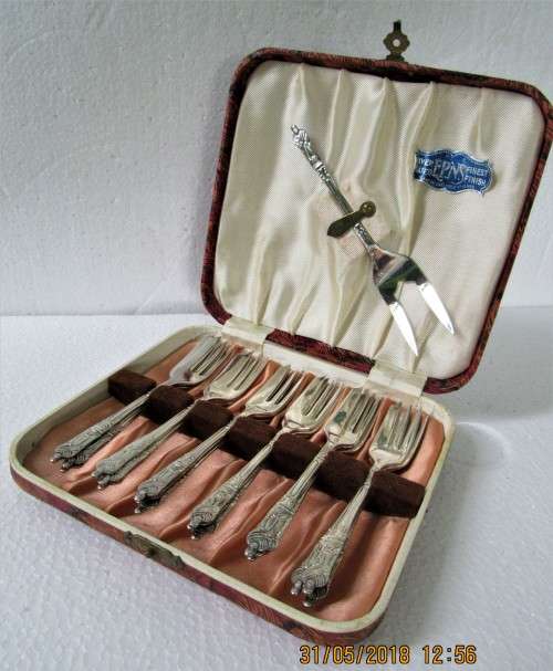 19 piece CASED APOSTLE SP QUALITY SHEFFIELD CAKE FORKS AND PRONG