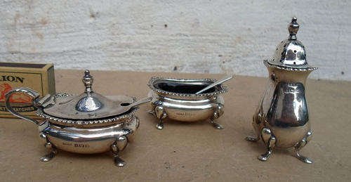 BEAUTIFUL COMPLETE VINTAGE SILVER HM CRUET SET~ORIGINAL HM SPOONS & LINERS