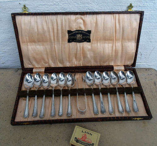 LOVELY BOXED SET VINTAGE VINERS 13 PCE SPOON SET~SIMULATED CROCODILE SKIN CASE