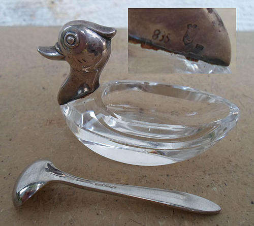 CHARMING VINTAGE PEKING DUCK HM SILVER & CRYSTAL SALT CRUET + SPOON