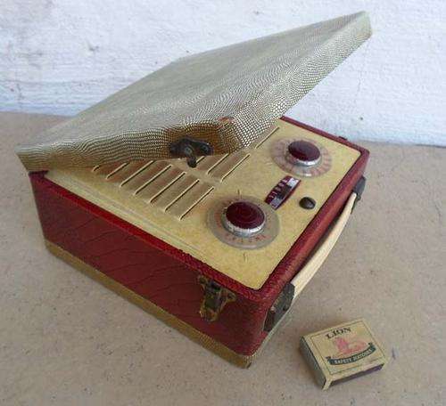 VINTAGE/RETRO VIDOR RADIO~CARRY CASE STYLE