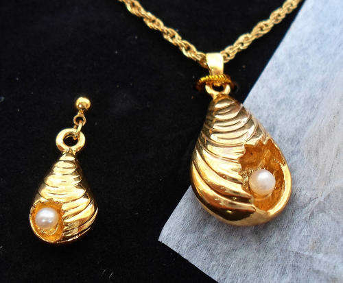 LATE ENTRY : Culture Pearl Collection~Gold plate pendant and earring set boxed as new