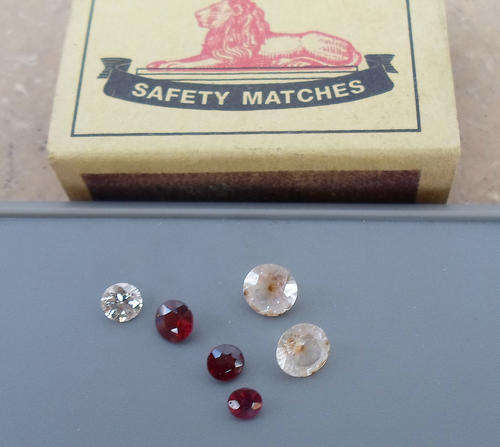 5 mm DIAMETER WHITE DIAMOND, THREE PRECIOUS GRADUATED GARNETS AND TWO LARGE 7 MM DIAMETER CZ
