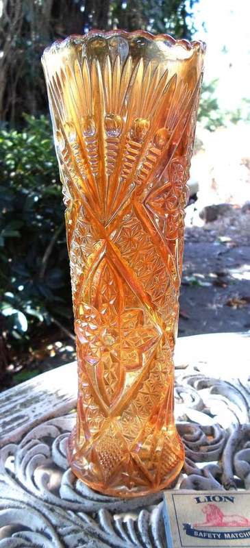 TALL & IMPRESSIVE VINTAGE/ANTIQUE CARNIVAL GLASS VASE~DETAILED PATTERN~STRONG COLOUR