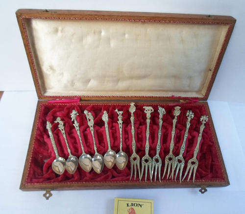 INCREDIBLE VINTAGE CASED OAK BOX SET ITALIAN MADE DECORATIVE BRASS SPOONS AND CAKE FORKS