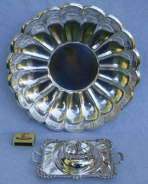 CRAZY R1 SALE~ATTRACTIVE LARGE SCOLLOPED,FOOTED BOWL~CHARMING SP BUTTER~EMBOSSED EDGES~GLASS LINER