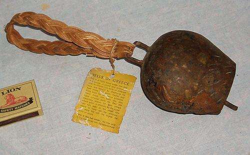 CALLING BELL COLLECTORS~GENUINE HAND MADE IRON VINTAGE GREEK~COW BELL~WICKER HANDLE~POST R18
