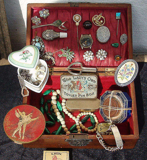 OLD OAK JEWELLERY BOX~ORIGINAL CONTENTS~GOLD~SILVER~IVORY & LOTS MORE~WOW!!!