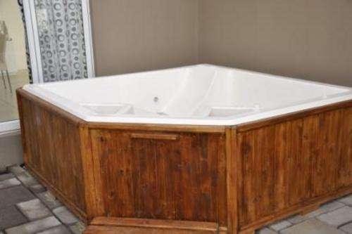 12 Seater Jacuzzi white with 8 Jets