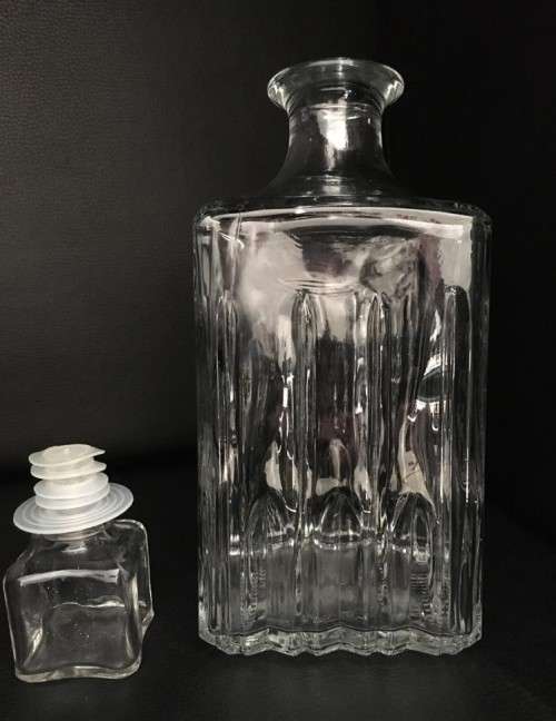 ITALIAN GLASS DECANTER