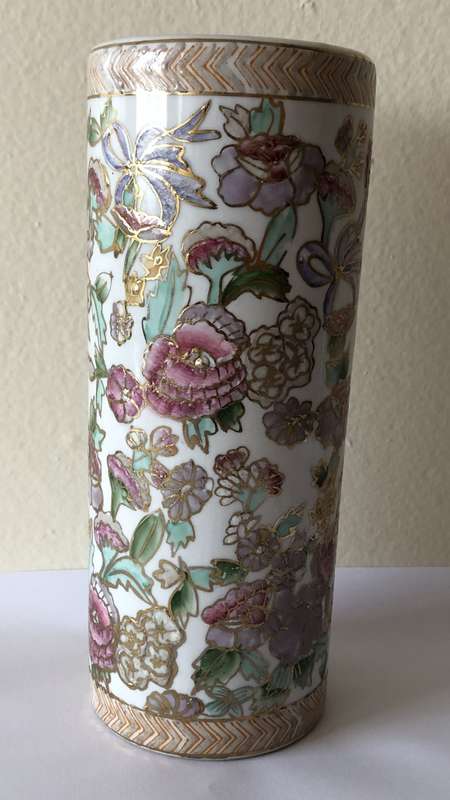 VINTAGE ORIENTAL PORCELAIN FLOWERED VASE