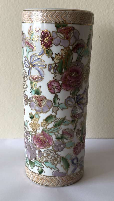 VINTAGE ORIENTAL PORCELAIN FLOWERED VASE