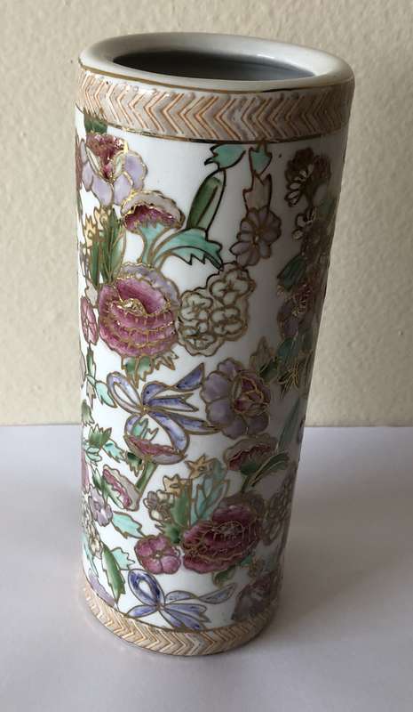 VINTAGE ORIENTAL PORCELAIN FLOWERED VASE