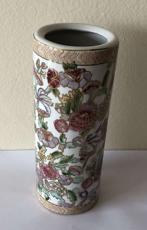 VINTAGE ORIENTAL PORCELAIN FLOWERED VASE