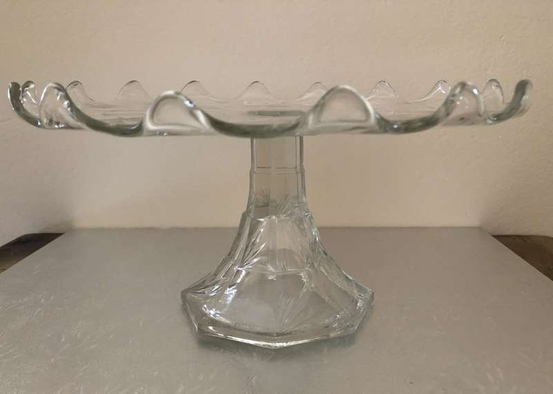 VINTAGE GLASS FOOTED CAKE STAND WITH LEAF PATTERN