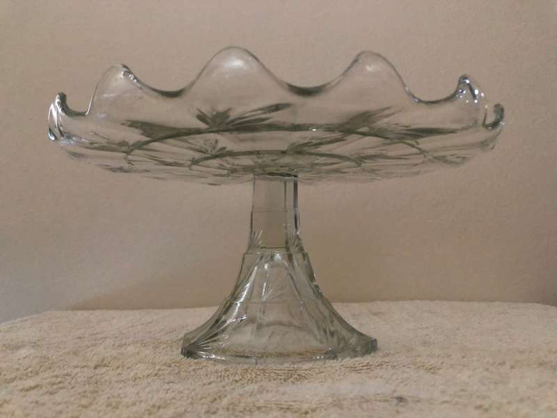 VINTAGE GLASS FOOTED CAKE STAND WITH LEAF PATTERN
