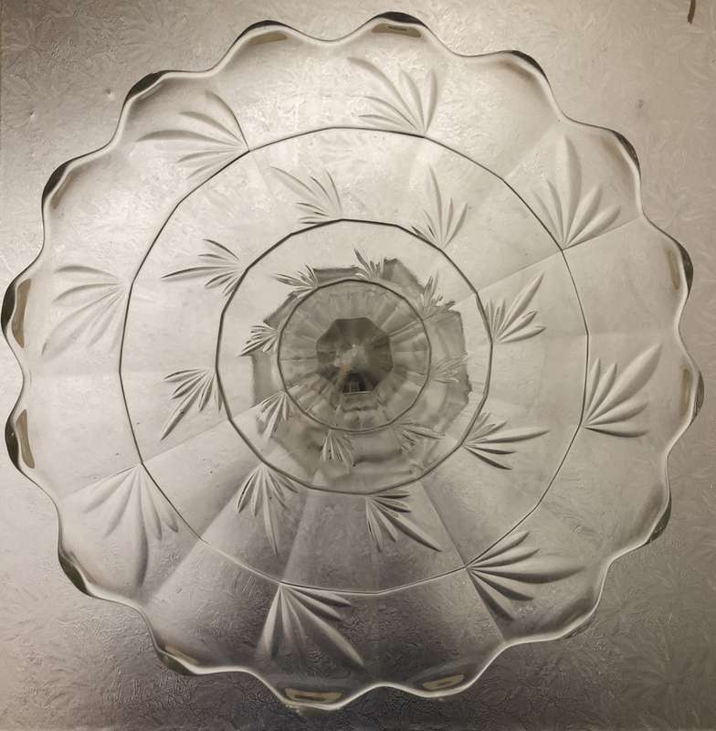 VINTAGE GLASS FOOTED CAKE STAND WITH LEAF PATTERN