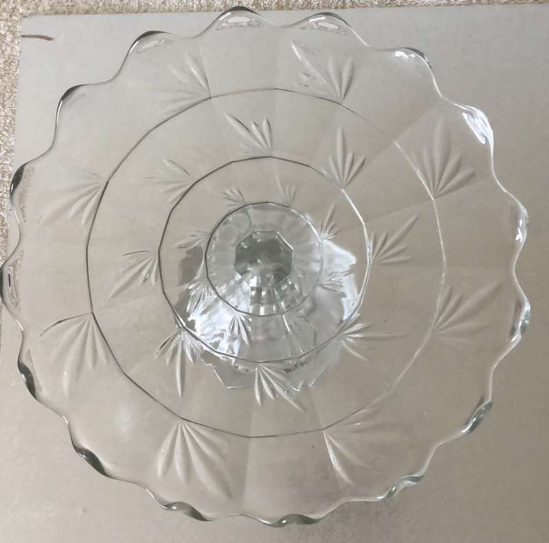 VINTAGE GLASS FOOTED CAKE STAND WITH LEAF PATTERN