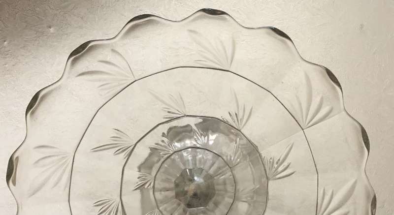 VINTAGE GLASS FOOTED CAKE STAND WITH LEAF PATTERN