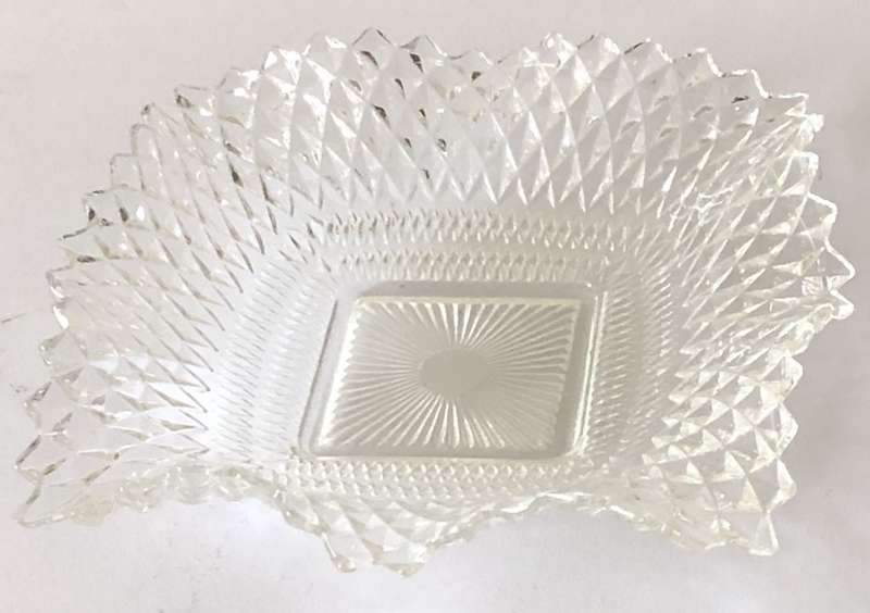 VINTAGE SQUARE LACE PATTERN BOWL - 18CM