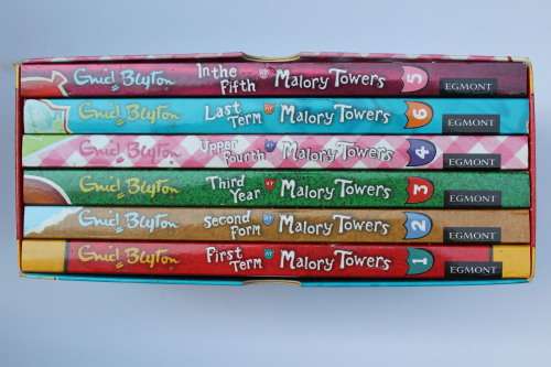 Enid Blyton: THERE`S MISCHIEF AT MALORY TOWERS: SIX CLASSIC SCHOOL STORIES