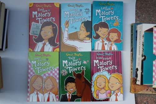 Enid Blyton: THERE`S MISCHIEF AT MALORY TOWERS: SIX CLASSIC SCHOOL STORIES