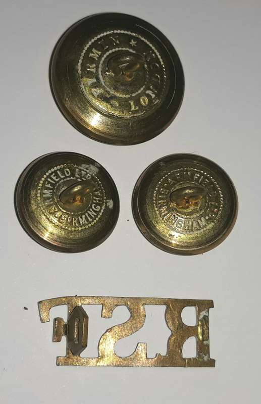 WW1 and WW2 Royal Scots Fusiliers Buttons and Shoulder Title